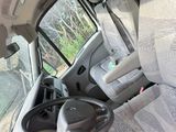 vue de l'intérieur d'une camionnette depuis le siège conducteur