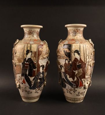 Japon: Paire de vases en porcelaine de Satzuma à décor de pe…