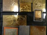 de nombreux types de pièces d'or et d'argent exposées