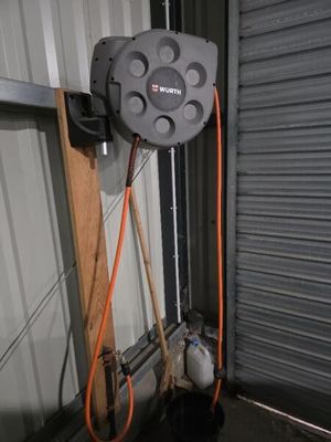un tuyau fixé sur le côté d'une porte de garage