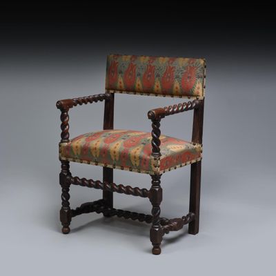 Fauteuil à bras en noyer mouluré et tourné à montants et piè… - Photo 1