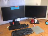 un bureau sur lequel sont posés deux écrans d'ordinateur et un clavier