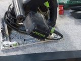 une photo d'une table sur laquelle se trouvent une tronçonneuse et des outils