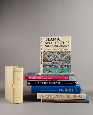plusieurs livres sont empilés sur une table
