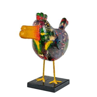 un oiseau coloré posé sur un socle noir