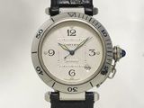 une montre posée sur un bracelet en cuir noir