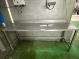 une machine posée au milieu d'un sol vert