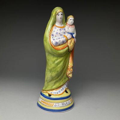 l'image d'une statue représentant une femme tenant un enfant dans ses bras
