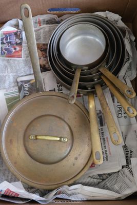 une boîte contenant tout un tas de casseroles et de poêles