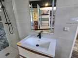 une salle de bains équipée d'un lavabo et d'une douche