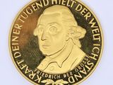 pièce d'or sur laquelle figure le portrait d'un homme, sur un fond blanc