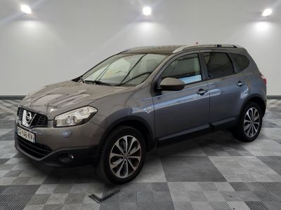 La Nissan RAV grise est garée sur un sol à damier.