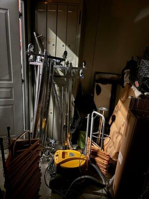 une pièce remplie d'outils et de cartons