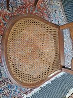 Paire de chaises en bois naturel, le dossier ajouré en forme… (photo 3)