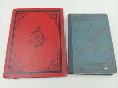 deux livres posés l'un à côté de l'autre sur une table