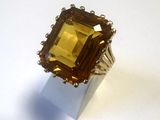 une image d'une bague sertie d'une grosse citrine