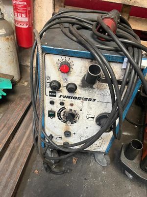 une photo d'une machine à souder dans un garage