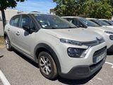 Des SUV Citroën garés sur un parking, avec des arbres en arrière-plan