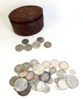 une petite boîte en bois contenant beaucoup de pièces de monnaie