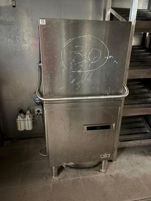 un réfrigérateur argenté orné d'un dessin, dans une cuisine