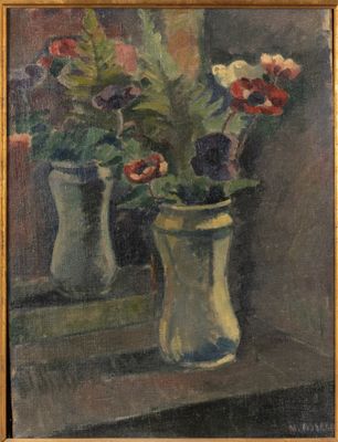 une peinture de fleurs dans un vase sur le rebord d'une fenêtre