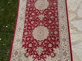 un tapis rouge posé par terre devant une maison