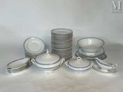 beaucoup d'assiettes et de bols posés sur une table