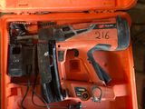 une boîte à outils orange contenant des outils