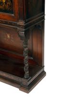Buffet deux-corps en bois massif ouvrant par deux portes, la… (photo 5)