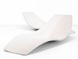 une image représentant une sculpture blanche posée sur une surface blanche
