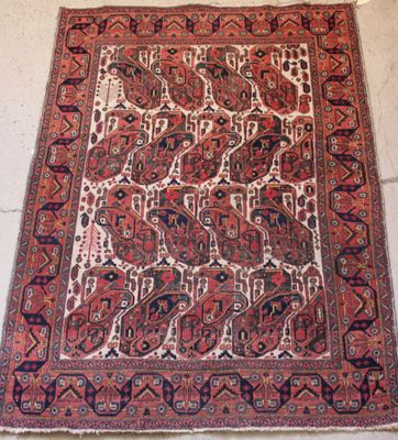 un ancien tapis persan à motifs rouges et bleus