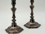 paire de chandeliers anciens en argent sur fond blanc