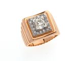 gros plan d'une bague en diamant sur une surface blanche