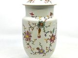 un vase blanc orné d'un motif floral coloré