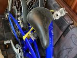 un vélo bleu posé sur un canapé