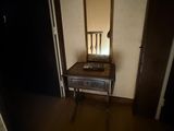 un bureau avec un miroir et une chaise dans une pièce
