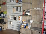 une pièce avec des étagères et une échelle à l'intérieur