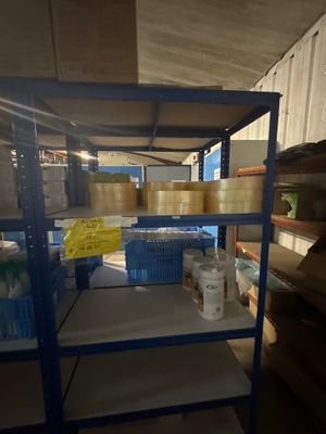 une étagère sur laquelle sont posés de nombreux objets