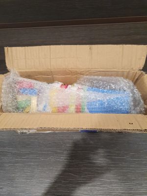 une boîte en carton remplie d'objets de toutes les couleurs