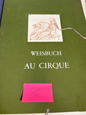 un livre vert sur lequel figure l'image d'un cheval