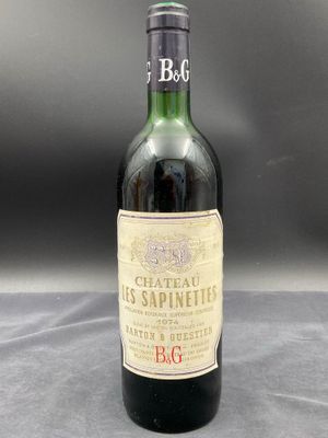 une bouteille de vin posée sur une table