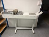 une machine posée sur une table dans une pièce