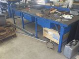 un établi sur lequel sont posés de nombreux outils, dans un garage