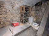 des toilettes et un casier à vin dans un coin de la pièce