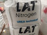 Deux sacs de riz sont posés sur une palette dans un entrepôt