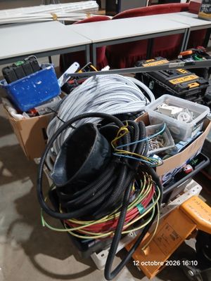 un tas de fils et d'autres équipements électriques dans une pièce