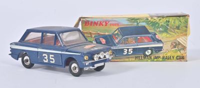 une petite voiture miniature posée devant une boîte