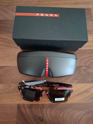 Lunettes de soleil Prada neuves, avec leur boîte et leur étui