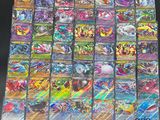 un gros plan sur une pile de cartes Pokémon posée sur une table