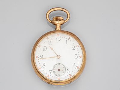 une montre de poche en or avec un cadran blanc et des chiffres